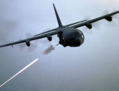 Βίντεο: Το AC-130 δείχνει τη δύναμη πυρός του